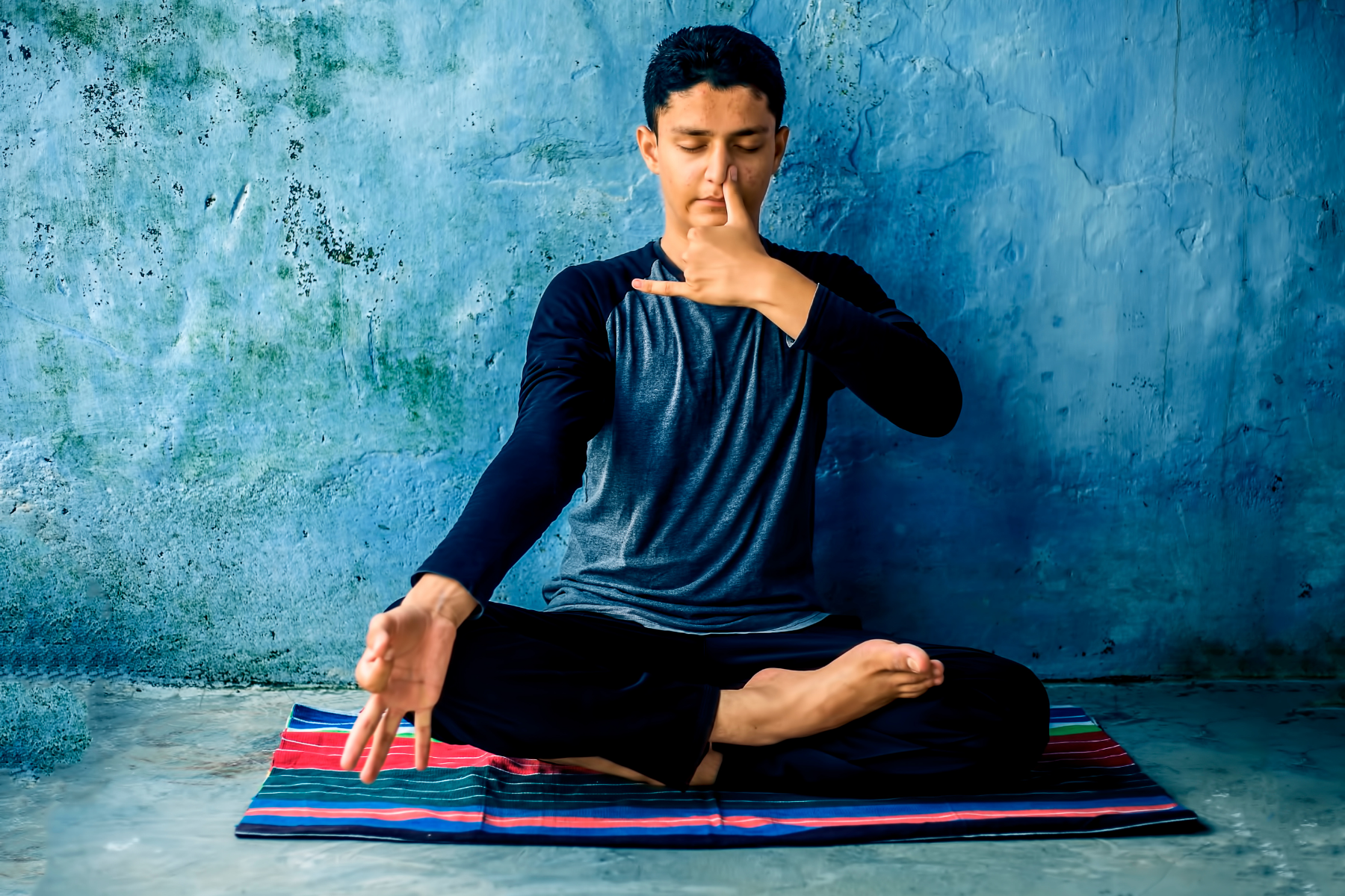 5 breaths to steady a fast mind (anywhere)